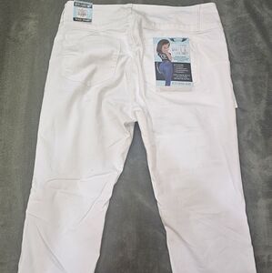 White pants. Semi strechy. New with tags. WAX JEAN brand. Push up your butt 💜